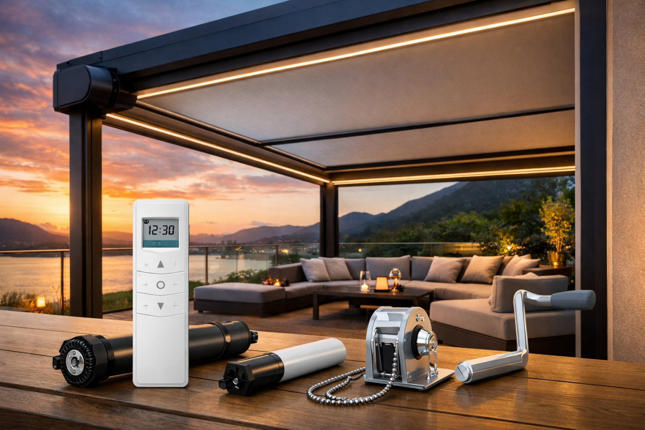 На фото показаны основные способы управления ZIP экранами для террас и веранд: цепной механизм, ручной крэнк, пружинная система и электропривод с пультом или управлением через смартфон. Решение подбирается с учетом габаритов проема, частоты использования и сценария эксплуатации, включая потолочные системы типа ZIP ROOF с моторизированным управлением.