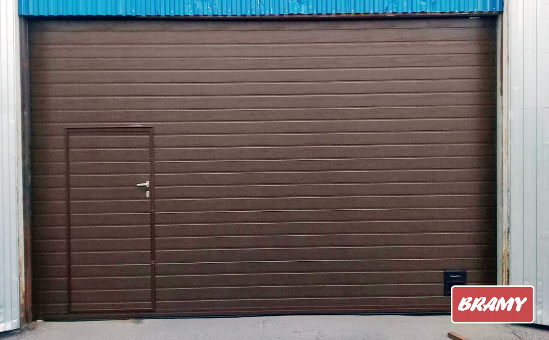 Секционные ворота с калиткой Секционные ворота с калиткой