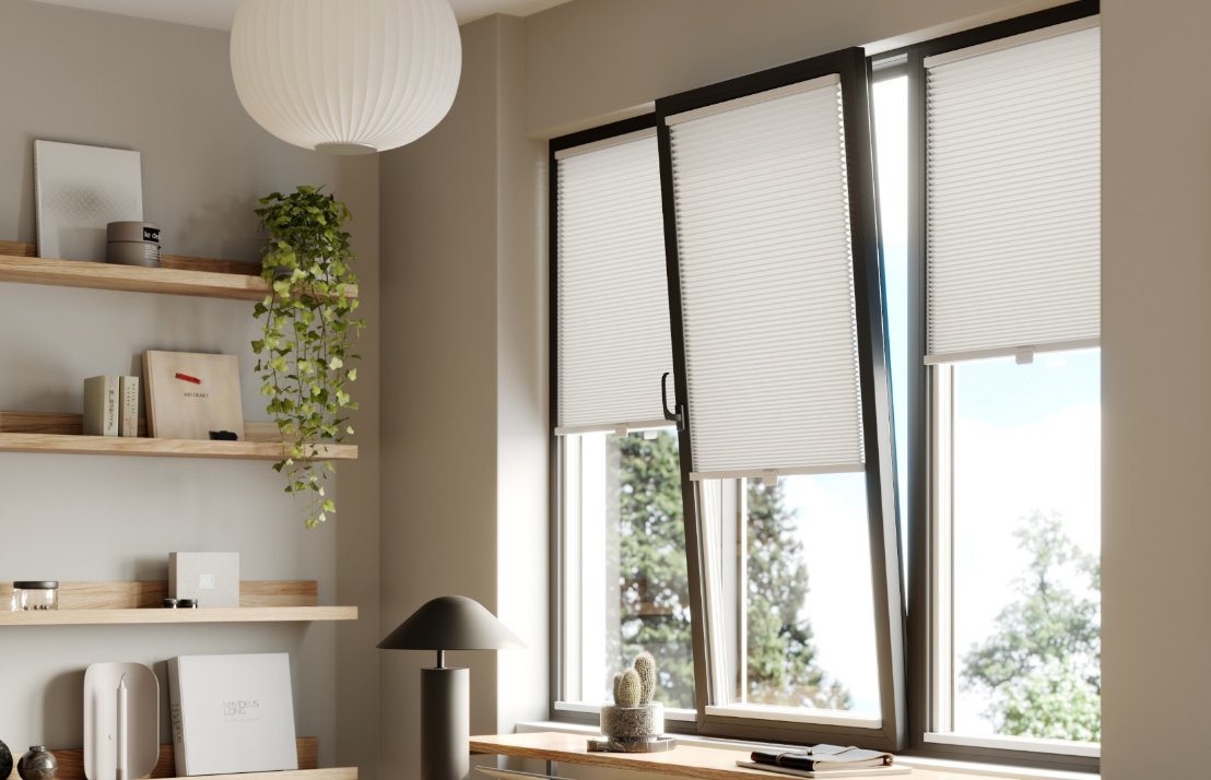 Шторы плиссе RUS в современном интерьере кабинета Рамные шторы плиссе RUS на прямоугольных окнах помогают точно регулировать свет и приватность, сохраняя аккуратный и чистый вид рабочей зоны.