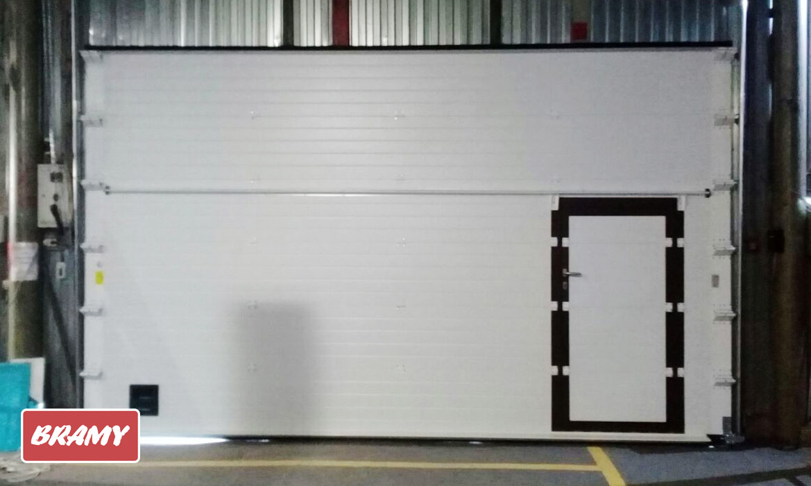 Секционные ворота с калиткой (вид изнутри) Секционные ворота с калиткой