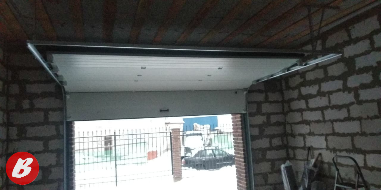 Секционные ворота в гараж (вид изнутри) Секционные ворота для гаража